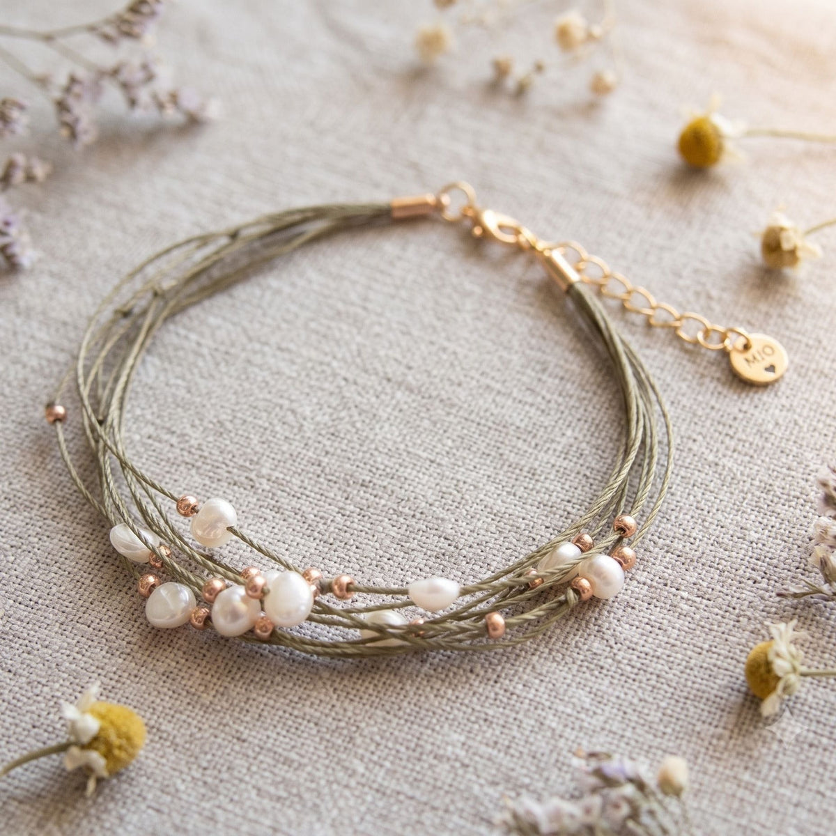 Pulsera Bohemia de Perlas Alba – cordón verde kaki con perlas de agua dulce y cuentas doradas