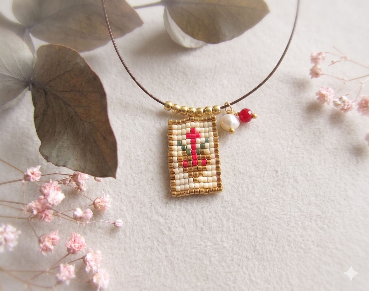 Collar Escapulario Artesanal de Miyuki «Lumina» – Amuleto Boho con Perla y Detalles Dorados