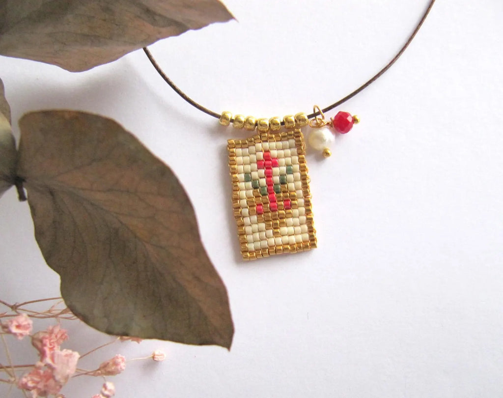 Handgewebtes Miyuki Skapulier-Amulett „Lumina“ – Boho-Schutzette mit Süßwasserperle